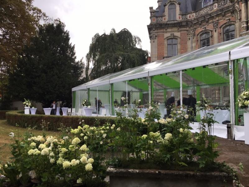 Mise en place d-_-_-_un chapiteau dans les jardins de Perrier Jouët.