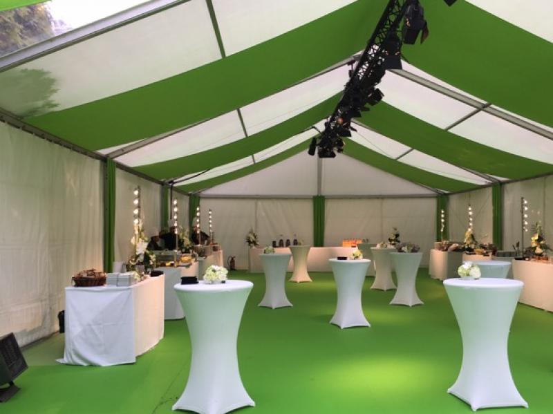 Mise en place d-_-_-_un chapiteau dans les jardins de Perrier Jouët.